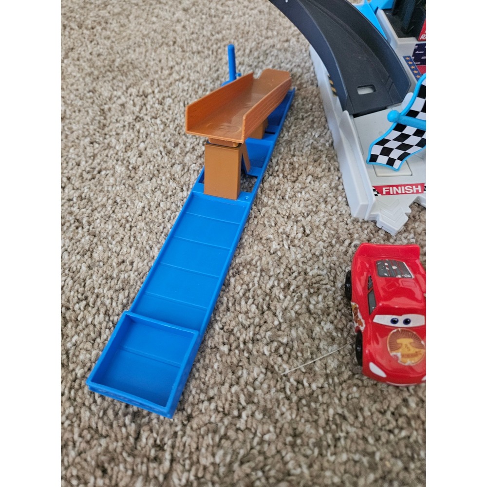 Disney Pixar Cars Rust Eze Racing Tower Playset with 4 Lightning McQueen Cars - Picture 3 of 5